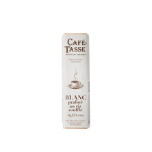Café-Tasse blanc praline au riz souffle chocolate bar white background 