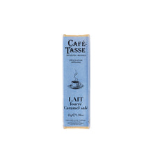 Café-Tasse lait fourre caramel sale chocolate bar white background 
