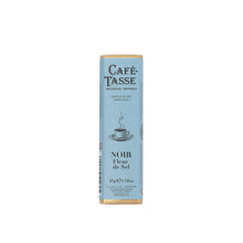 Café-Tasse noir fleur de sel chocolate bar white background
