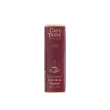 Café-Tasse noir fourre fruit de la passion chocolate bar white background